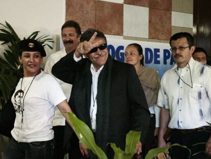 FARC negotiator Jes&uacute;s Santrich gestures as he follows Dutch-born rebel Tanja Nijmeijer on Tuesday.
 