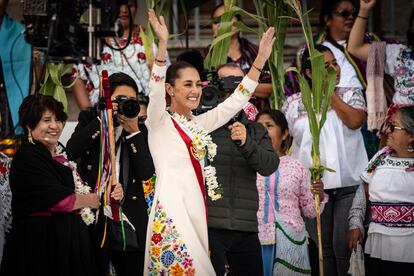 La Doctora Claudia Sheinbaum Pardo saluda a simpatizantes la entrega del bastón de mando, este martes en el Zócalo capitalino.