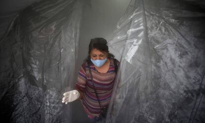 Una mujer tras salir de una cámara de desinfección en Monterrey, al norte de México.