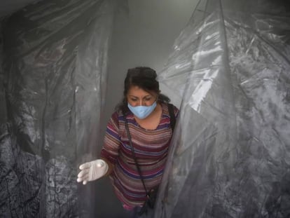 Una mujer tras salir de una cámara de desinfección en Monterrey, al norte de México.