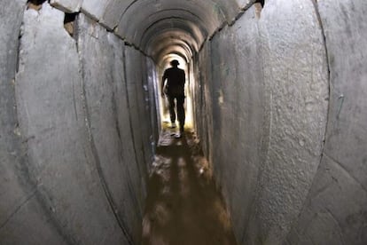 Interior del túnel descubierto por Israel que llevaba hasta Gaza.