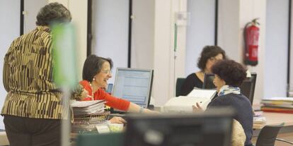 Empleadas públicas atendiendo a una ciudadana.