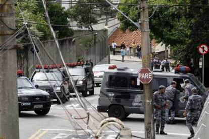 Efectivos de la policía vigilan la prisión de Jundiaí durante el motín.