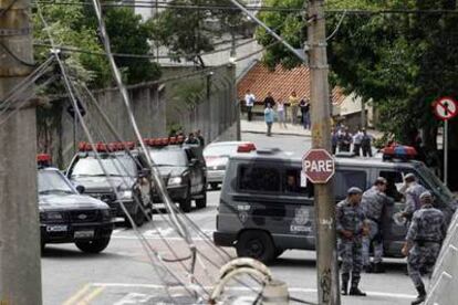 Efectivos de la policía vigilan la prisión de Jundiaí durante el motín.