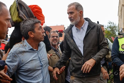 El rey Felipe junto al president de la Generalitat, Carlos Mazón, durante los momentos de tensión en Paiporta este domingo.