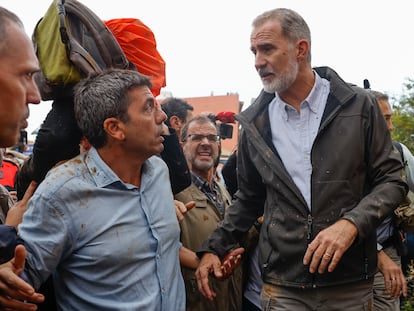 El rey Felipe junto al 'president' de la Generalitat, Carlos Mazón, durante su visita a Paiporta este domingo.