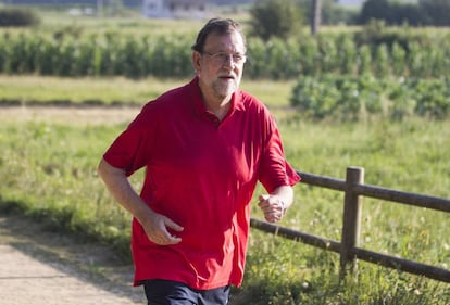 Rajoy, en su paseo matutino en Pontevedra, el pasado domingo.