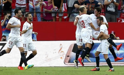 El Sevilla celebra el gol de Carlos Fernández.