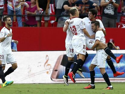 El Sevilla celebra el gol de Carlos Fern&aacute;ndez. 