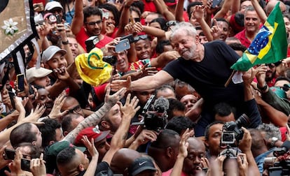 Lula carregado por apoiadores em São Bernardo.