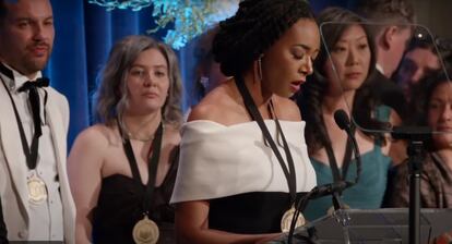 La escritora Aaliyah Bilal, durante la lectura de su manifiesto en la entrega de los National Book Awards, con el resto de los finalistas en la categoría de no ficción detrás.