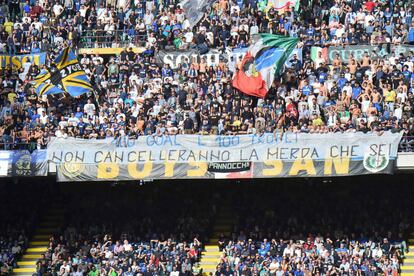 La bandera colgada por la afición interista trata a Icardi de "mierda".