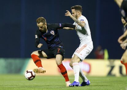 Ivan Rakitic y Saúl disputan el balón durante el partido entre Croacia y España en un partido de la Liga de las Naciones de la UEFA, en Zagreb (Croacia).