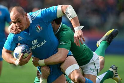 El irlandés Conor Murray placa al capitán italiano, Sergio Parisse.