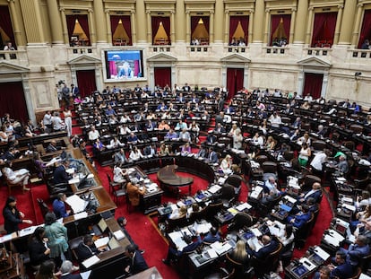 Legisladores argentinos debaten la ley ómnibus en el Congreso, este miércoles.
