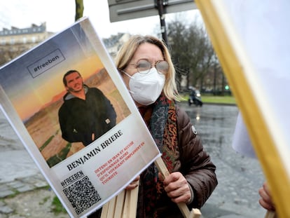 Una mujer reclamaba la liberación de Benjamin Brière, el 8 de enero en París.