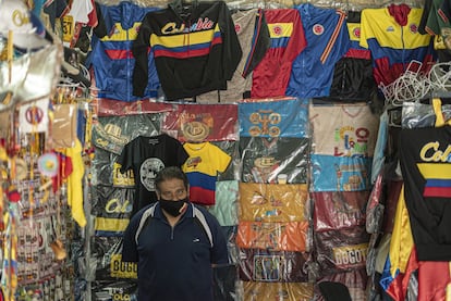 Mario Durán Infante ha sido fan desde hace décadas de la cumbia y montó una tienda de artesanías de Colombia en el centro de Monterrey.