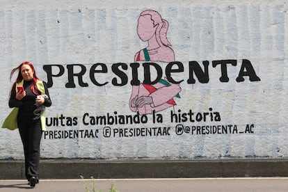 Una pared pintada con la silueta de Claudia Sheinbaum sobre la avenida Ejército Nacional en Ciudad de México, el 11 de abril de 2023.