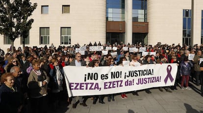 Protesta en la Audiencia de Pamplona por el juicio por la violaci&oacute;n m&uacute;ltiple a una joven en Pamplona.