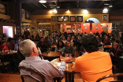 Un encuentro reciente de Beers and Politics en Quito, Ecuador.