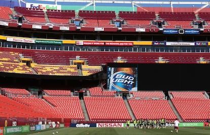 Los jugadores en el Fedex Field Stadium, lugar donde juegan Los Washington Redskins de la NFL