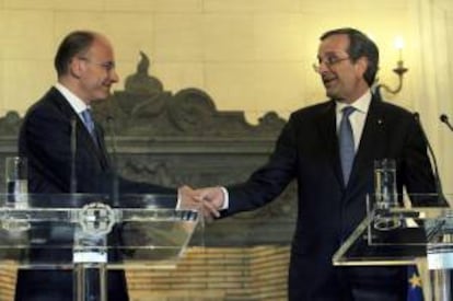 El primer ministro griego, Antonis Samaras (dcha), y su homlogo italiano, Enrico Letta, dan una rueda de prensa tras mantener una reunin en Atenas (Grecia) hoy, lunes 29 de julio de 2013.