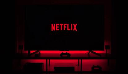 Netflix en un tele con logo rojo