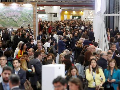 El sector servicios mantiene una buena tónica. En la imagen, vista general de la feria internacional de turismo Fitur de Madrid. 