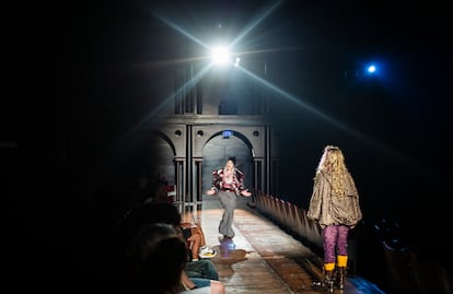 Oriol Casals i Mel Salvatierra durant un assaig de l'espectacle 'La brama del cérvol', de La Calòrica