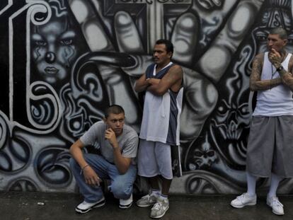 Pandilleros de la Mara Salvatrucha, el martes en una prisión salvadoreña.