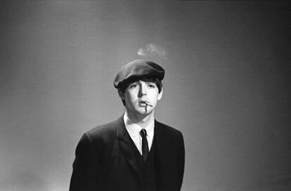 París. Enero de 1964. Esta fotografía fue tomada por Starr durante la gira de tres semanas de los Beatles en París. Le acompaña el siguiente comentario: “Paul parece muy francés”.