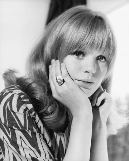 Su característico flequillo con melena larga rubia y los ojos marcados con un intenso 'eyeliner' negro fueron un referente estético para las mujeres que seguían la escena pop/rock de los 60 y 70. Su estilo sigue inspirando hoy desde producciones de moda a tableros de Pinterest.