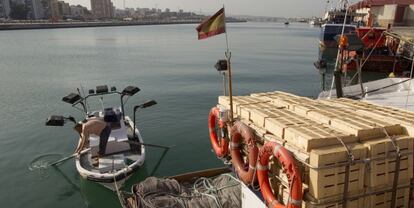 Un pescador, en el puerto de Algeciras, se prepara para salir a faenar.