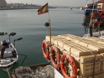 Un pescador, en el puerto de Algeciras, se prepara para salir a faenar.