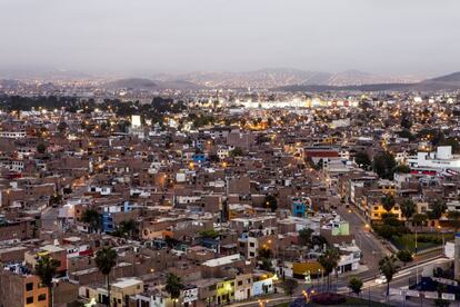 En Lima vive la tercera parte de la población de Perú, casi nueve millones de personas. La capital es la segunda ciudad más grande del mundo (tras El Cairo) ubicada en un desierto.