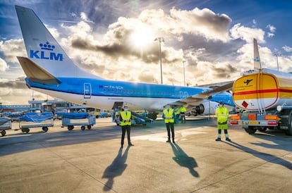 Avión de KLM cargando el queroseno sintético.