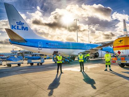 Avión de KLM cargando el queroseno sintético.