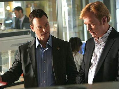 Mac Taylor y Horatio Caine, en una escena de <i>Cacería en Manhattan.</i>