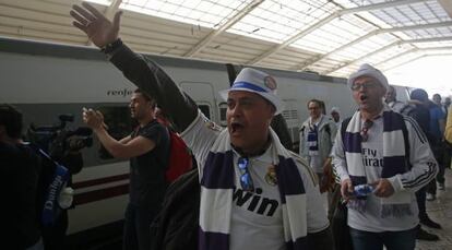 Aficionados del Madrid llegan por tren a la estación Santa Apolonia de Lisboa