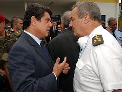 Trillo conversa con el general médico Vicente Navarro el 27 de mayo de 2003 durante su visita al tanatorio turco.