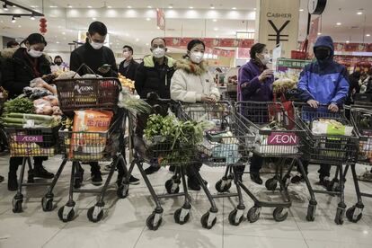 Los residentes usan máscaras en el supermercado, el 23 de enero en Wuhan. Los vuelos, trenes y transporte público, incluidos los servicios de autobuses, metro y ferry, se han cerrado temporalmente y las autoridades han pedido a los residentes que se queden en la ciudad.