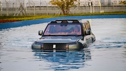 Estos coches pueden saltar, esquivar obstáculos, flotar en el agua y hasta desplazarse de lado. Y no son prototipos