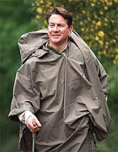 El líder conservador Michael Portillo, en julio de 1999, recorre a pie el Camino de Santiago.