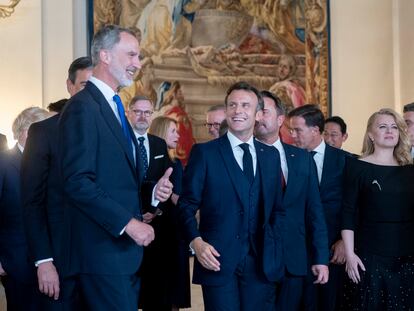 El Rey Felipe VI (2i), y el presidente de Francia, Emmanuel Macron (4d), conversan a su llegada a la cena de Gala Real para los participantes de la Cumbre de la OTAN, en el Palacio Real, a 28 de junio de 2022, en Madrid (España). A este encuentro con la Casa Real han sido invitados todos los líderes que asisten a la Cumbre de la OTAN --los 30 aliados y otra decena de países invitados-- y sus acompañantes. La invasión rusa de Ucrania, las tensiones entre Moscú y la Alianza y la adhesión de Finlandia y Suecia marcan la agenda de un evento en el que participan delegaciones de 40 países y que convierte a Madrid en el epicentro de la política mundial durante su celebración del 28 al 30 de junio.
28 JUNIO 2022;MADRID;CUMBRE OTAN;CENA DE FAMILIA;PALACIO REAL
Alberto Ortega / Europa Press
28/06/2022