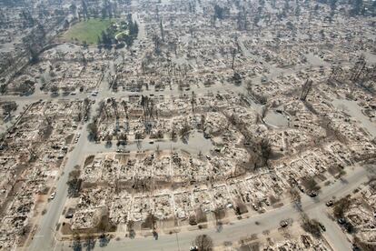 Vista aérea de la devastación tras el incendio que ha reducido a cenizas un barrio residencial en Santa Rosa, California. Hay más de 20.000 personas evacuadas por el peligro de los numerosos incendios activos en el norte de California.