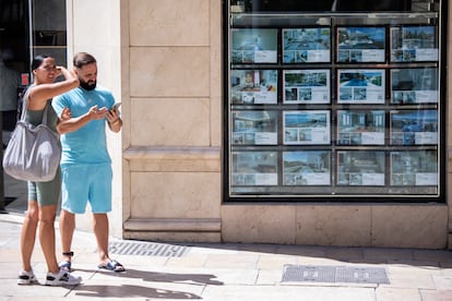 Jóvenes en Málaga el 6 de julio de 2025