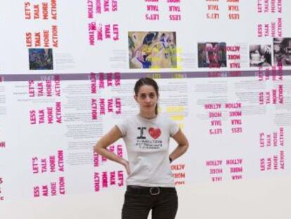 La artista Lorea Alfaro ante la obra que expone en el Museo Guggenhiem Bilbao.