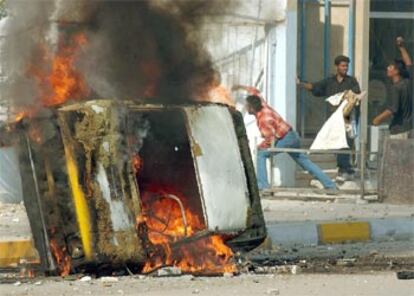 Los manifestantes queman un coche hoy en Bagdad.