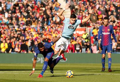 Paulinho en acción contra el jugador del Celta de Vigo Maximiliano Gómez.