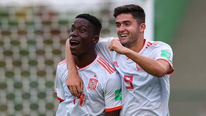 Moriba Ilaix y Jordi Escobar celebran un gol.